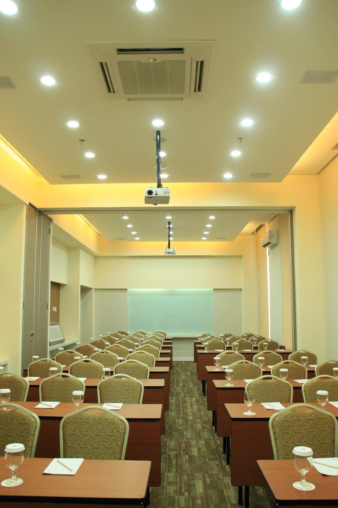 Kyriad Hotel Airport Jakarta Tangerang Exterior photo