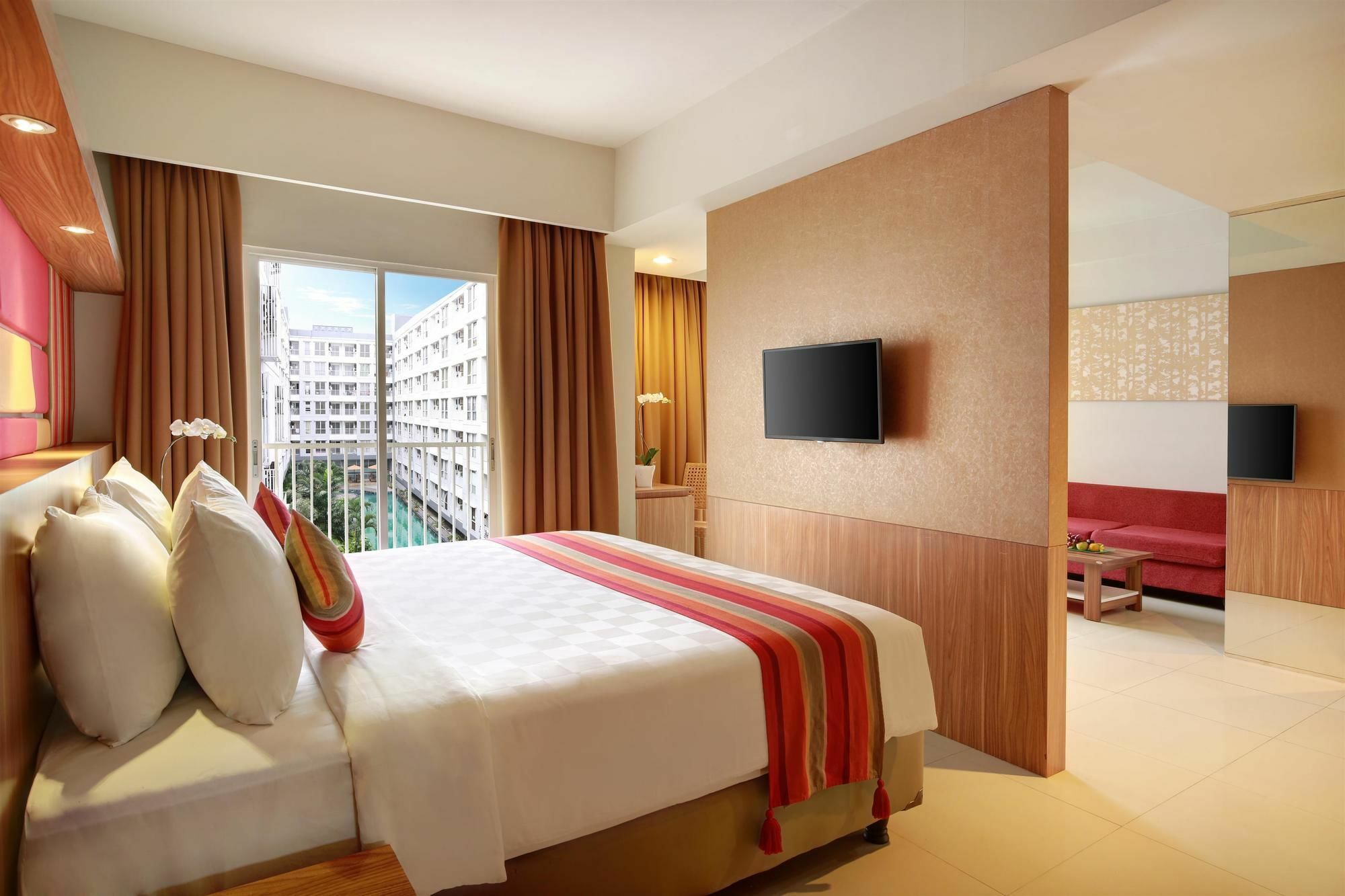 Kyriad Hotel Airport Jakarta Tangerang Exterior photo