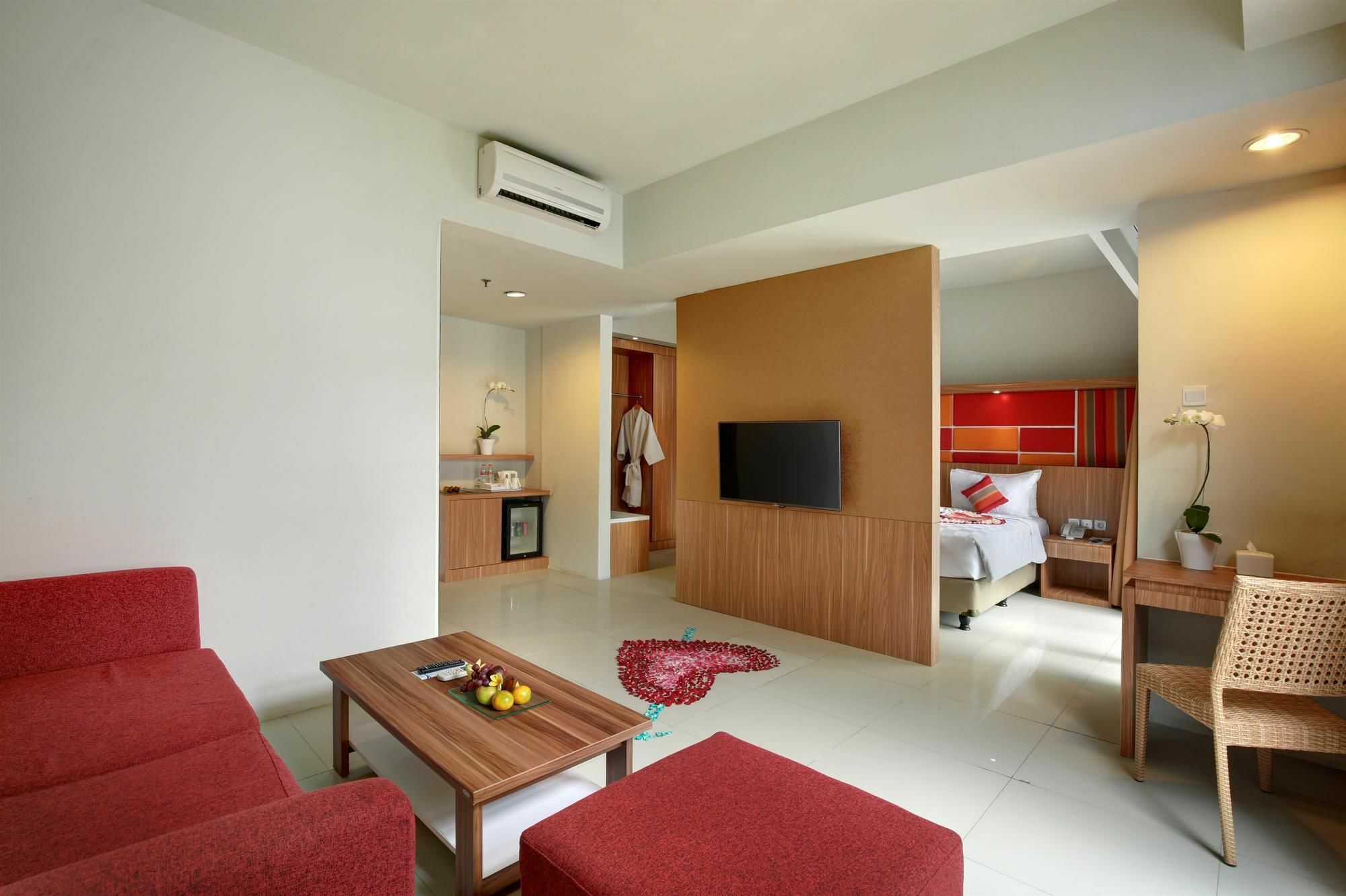 Kyriad Hotel Airport Jakarta Tangerang Exterior photo
